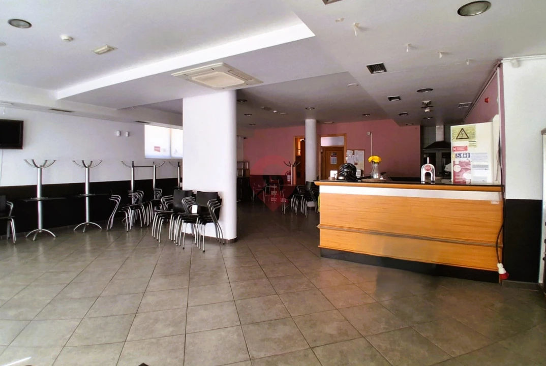 Loja para Arrendamento em Vila e Roussas Foto 2