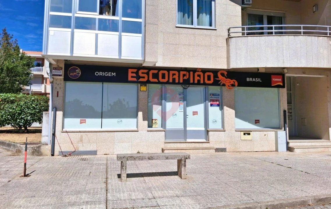 Loja para Arrendamento em Vila e Roussas Foto 1