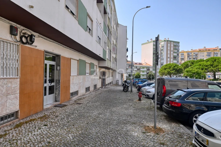 Apartamento T2 para Arrendamento em Mina de Água Foto 14