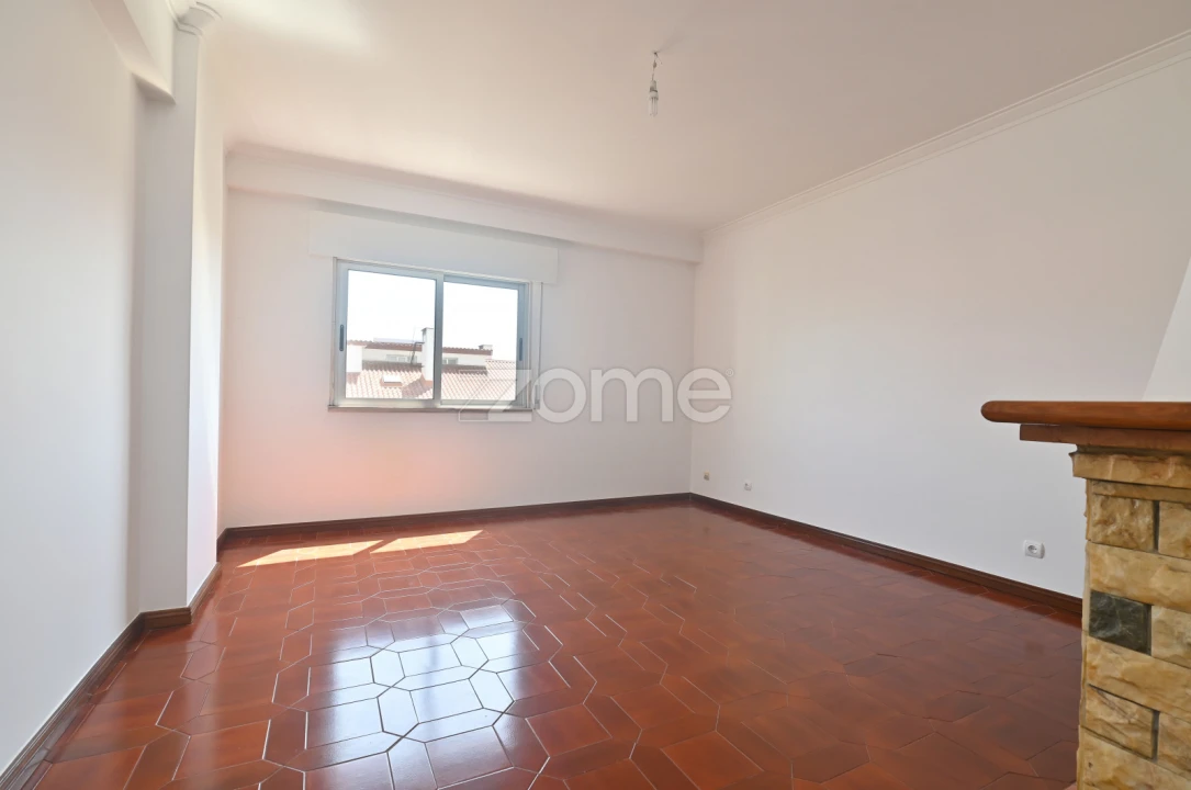 Apartamento T2 para Arrendamento em Mina de Água Foto 5