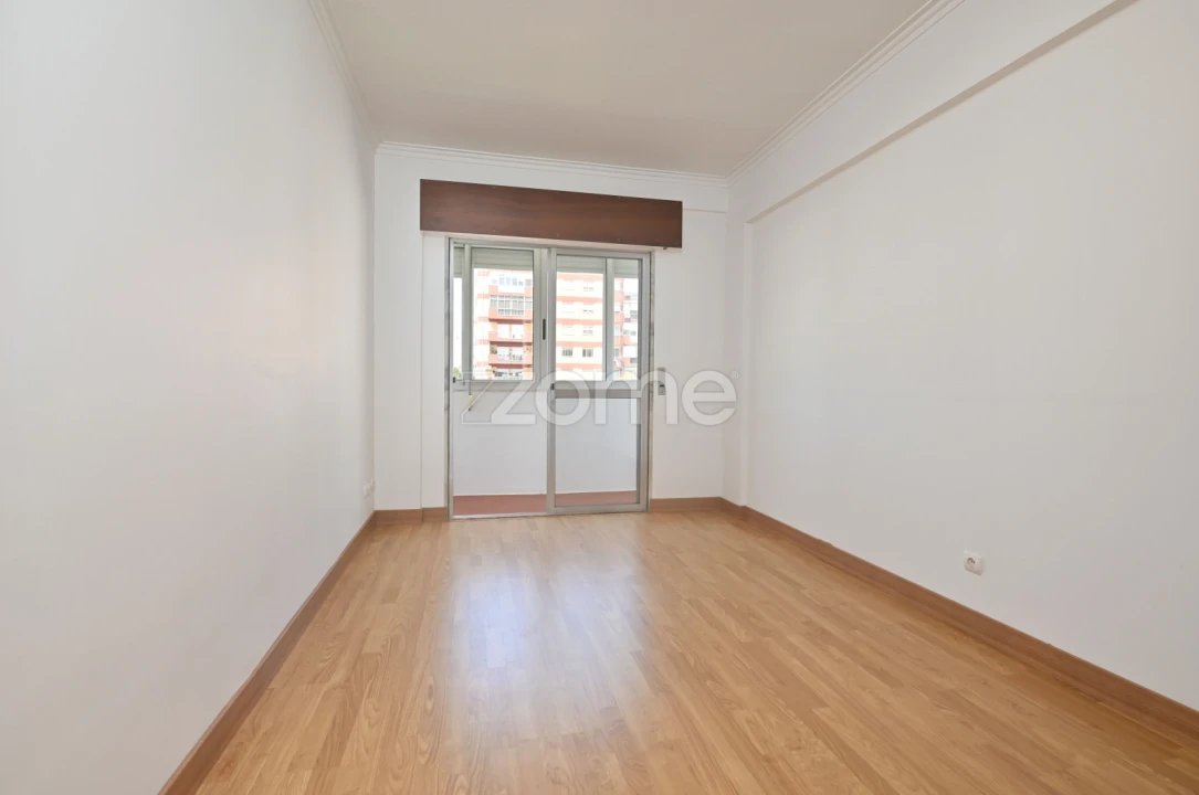 Apartamento T2 para Arrendamento em Mina de Água Foto 10