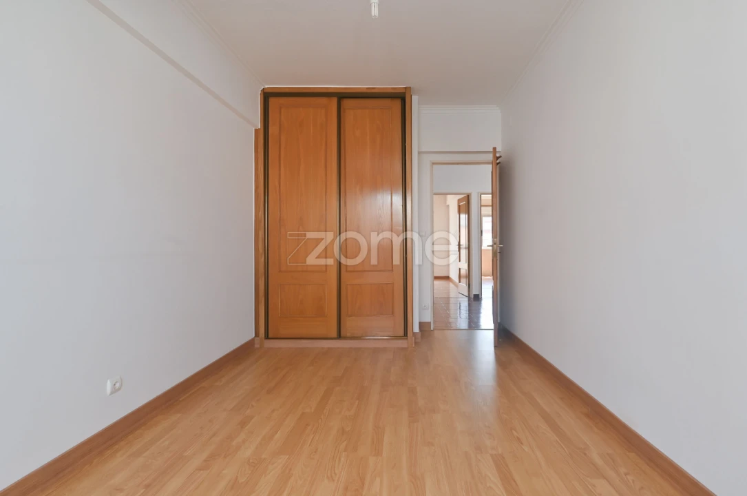 Apartamento T2 para Arrendamento em Mina de Água Foto 12