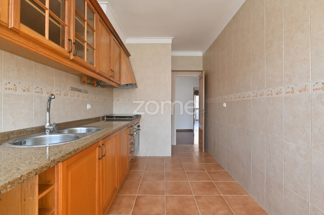 Apartamento T2 para Arrendamento em Mina de Água Foto 4