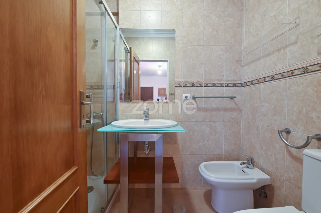 Apartamento T2 para Arrendamento em Mina de Água Foto 13