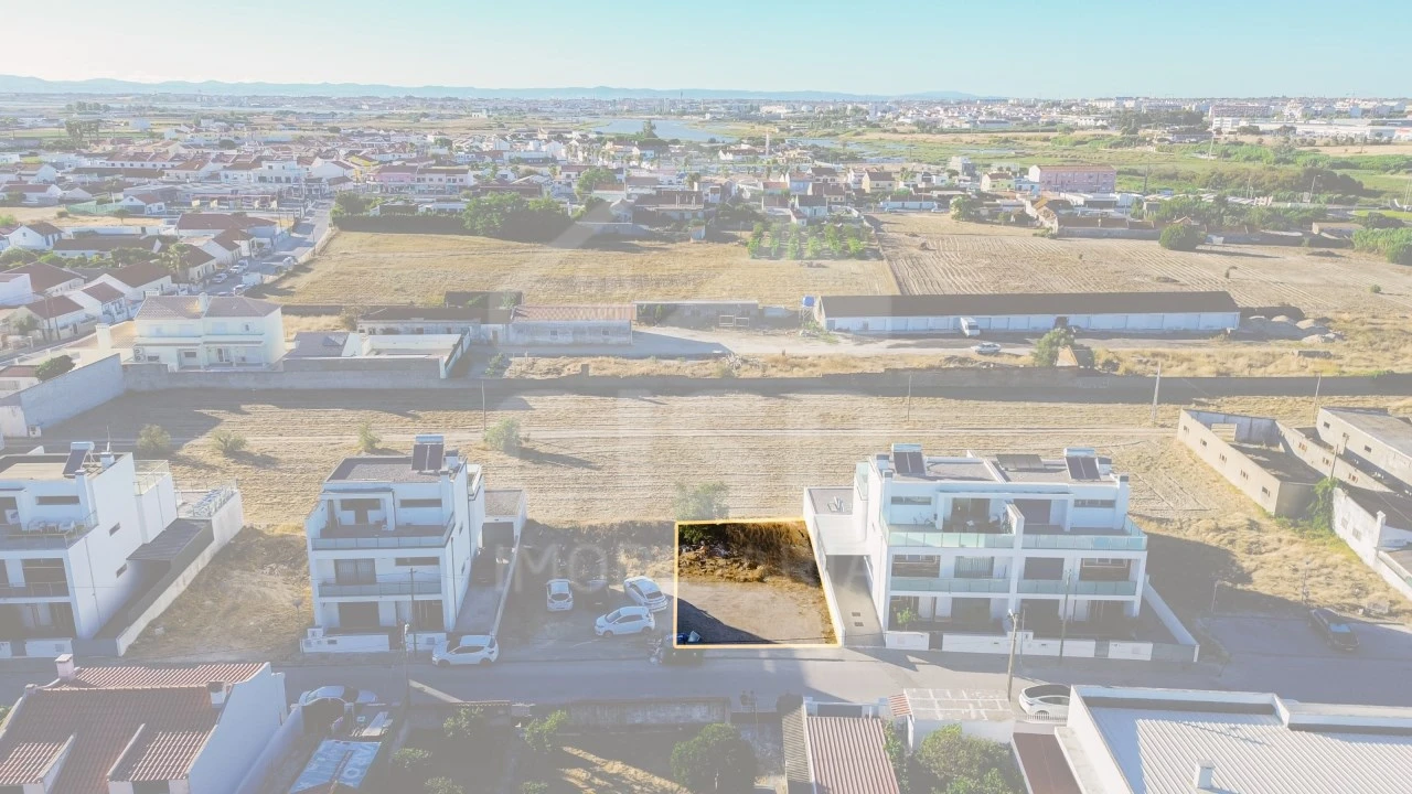 Terreno para Venda em Sarilhos Grandes Foto 1