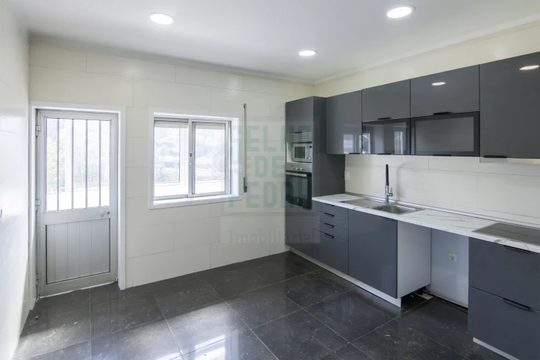 Apartamento T3 para Venda em Fânzeres e São Pedro da Cova Foto 4
