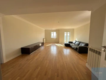 Apartamento T4 para Arrendamento em Santa Maria Maior