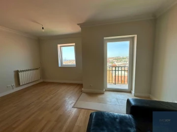 Apartamento T4 para Arrendamento em Santa Maria Maior