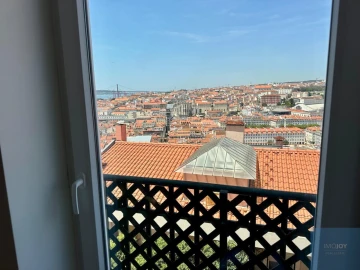 Apartamento T4 para Arrendamento em Santa Maria Maior