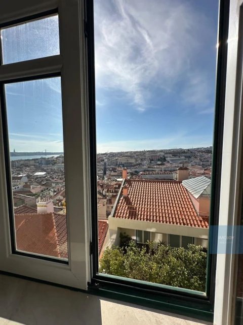 Apartamento T4 para Arrendamento em Santa Maria Maior