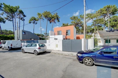 Moradia T3 para Arrendamento em Charneca de Caparica e Sobreda
