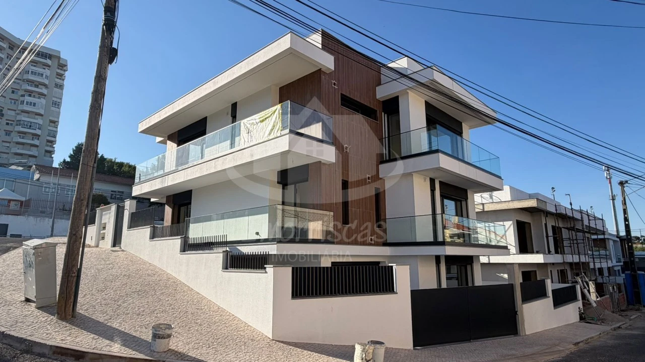 Moradia T4 para Venda em Santa Iria de Azoia, São João da Talha e Bobadela Foto 4