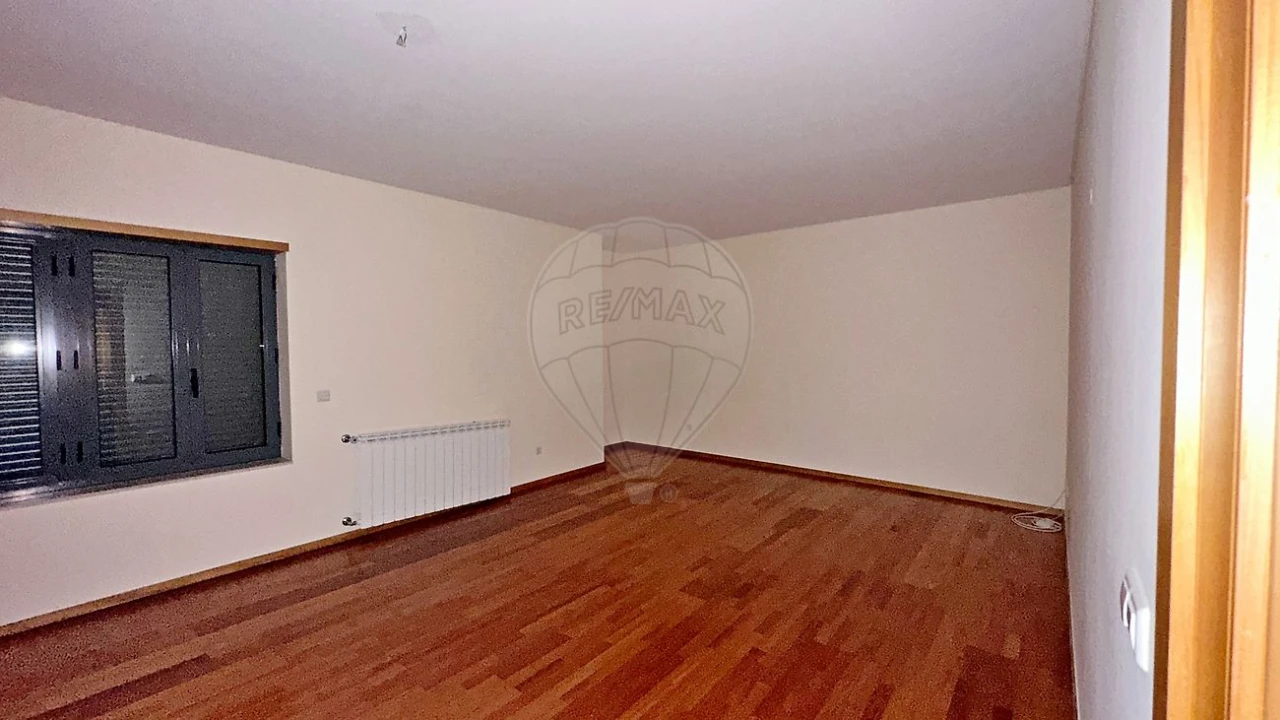 Apartamento T1 para Venda em Oliveira do Douro Foto 4