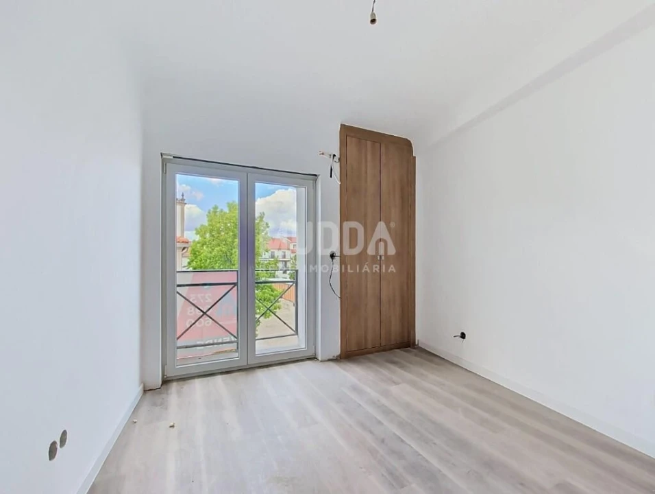 Apartamento T2 para Venda em Sé, Santa Maria e Meixedo Foto 3