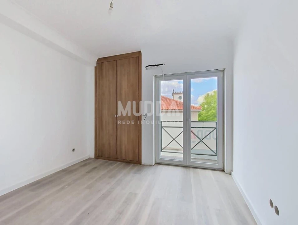 Apartamento T2 para Venda em Sé, Santa Maria e Meixedo Foto 2