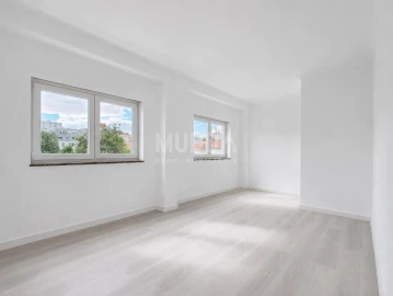Apartamento T2 para Venda em Sé, Santa Maria e Meixedo