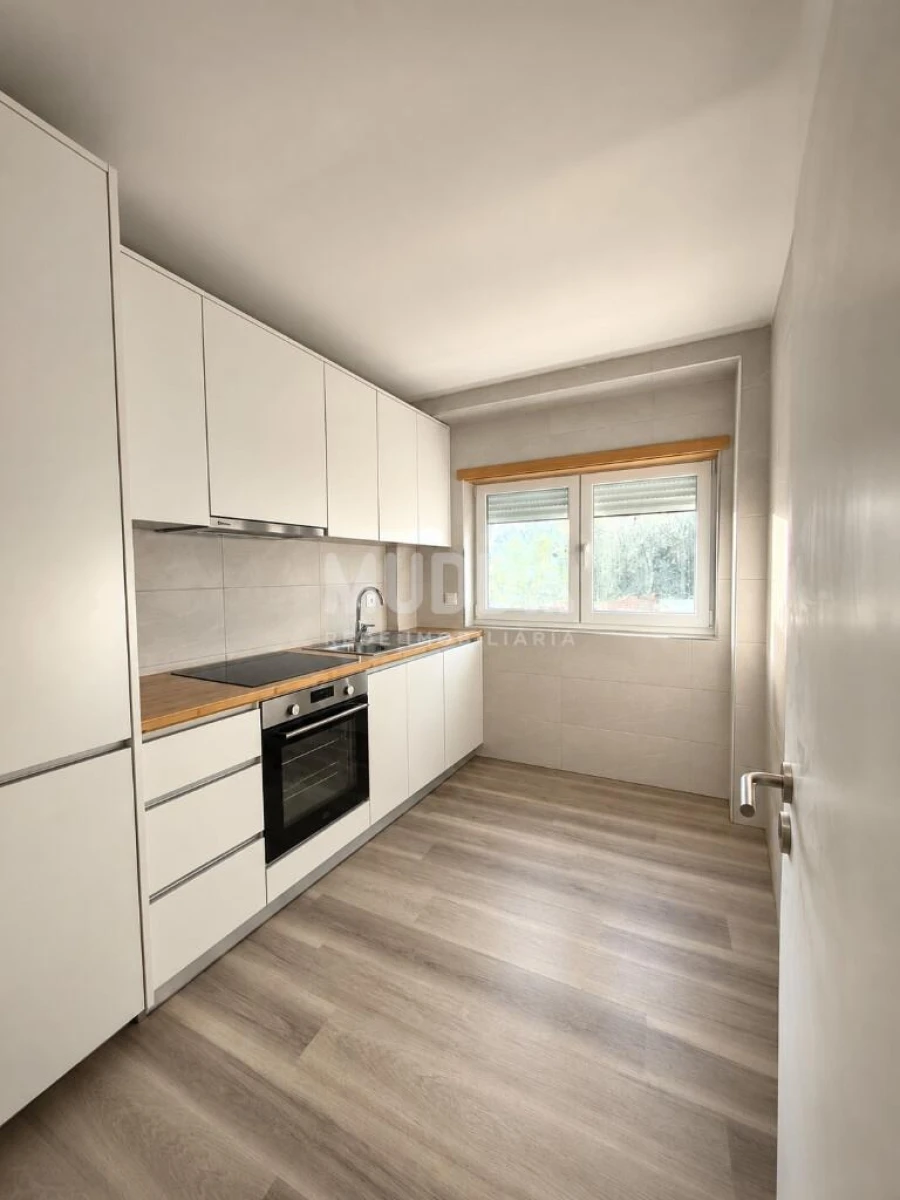 Apartamento T2 para Venda em Sé, Santa Maria e Meixedo Foto 4