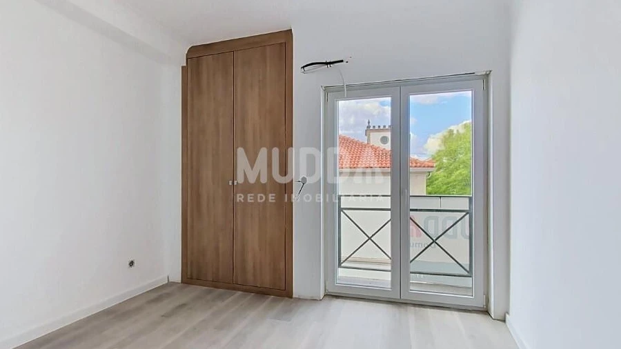 Apartamento T2 para Venda em Sé, Santa Maria e Meixedo