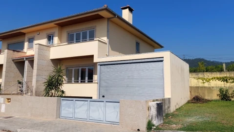 Moradia T3 para Venda em Amares e Figueiredo