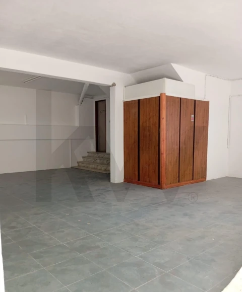 Loja para Arrendamento em Casal de Cambra