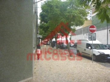Loja para Arrendamento em Lumiar