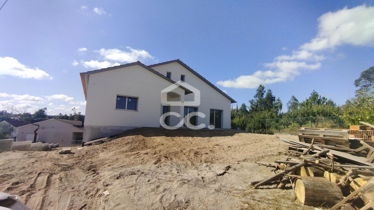 Moradia T3 para Venda em Colmeias e Memória Foto 1