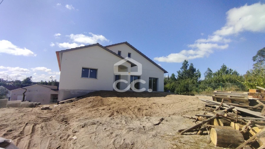 Moradia T3 para Venda em Colmeias e Memória