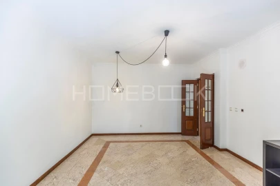 Apartamento T1 para Arrendamento em Agualva e Mira-Sintra