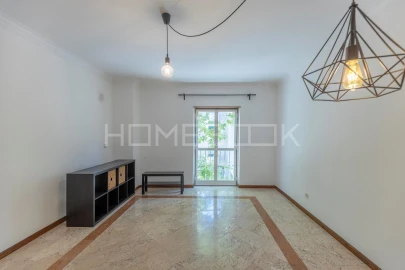 Apartamento T1 para Arrendamento em Agualva e Mira-Sintra