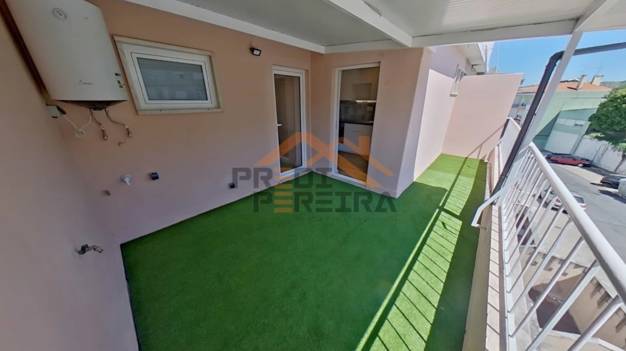 Apartamento T2 para Venda em Queluz e Belas Foto 1