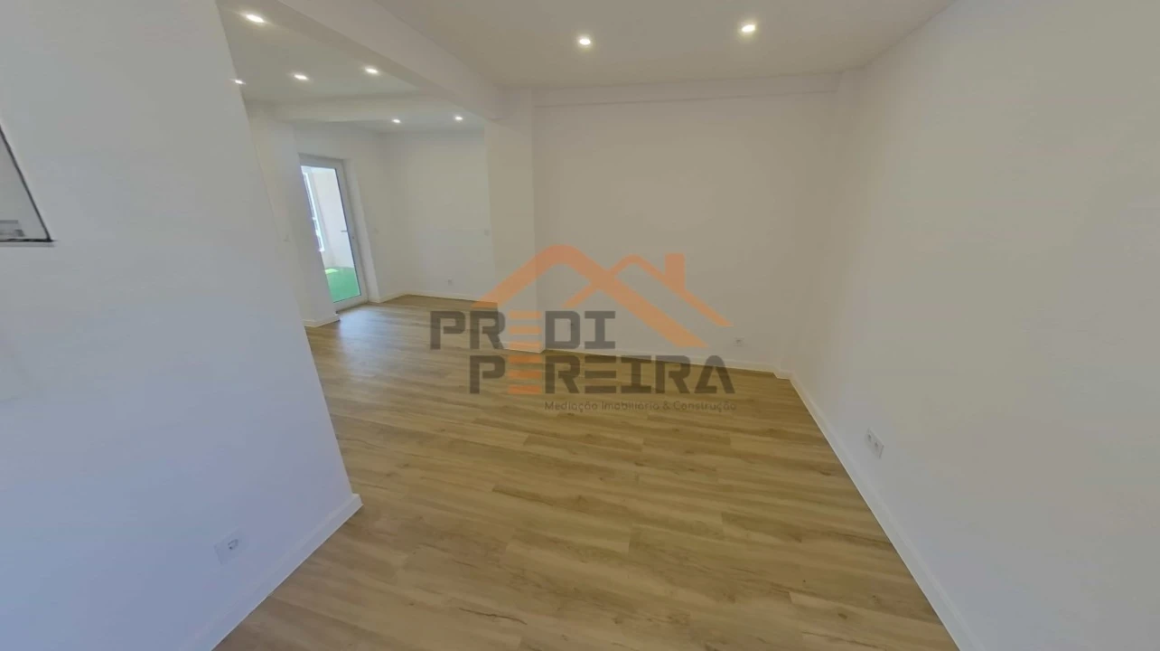 Apartamento T2 para Venda em Queluz e Belas Foto 14