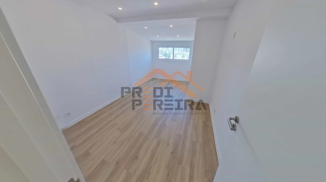 Apartamento T2 para Venda em Queluz e Belas Foto 17