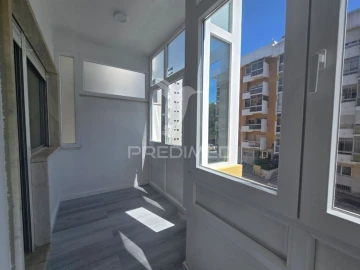 Apartamento T2 para Venda em Oeiras e São Julião da Barra, Paço de Arcos e Caxias