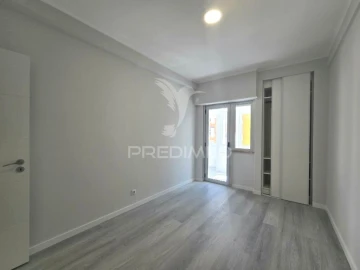 Apartamento T2 para Venda em Oeiras e São Julião da Barra, Paço de Arcos e Caxias