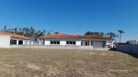 Moradia T3 para Venda em Monte Redondo e Carreira