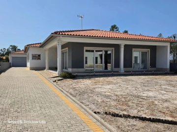 Moradia T3 para Venda em Monte Redondo e Carreira