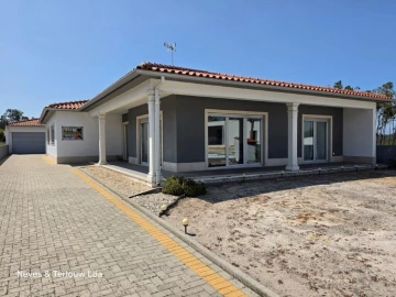 Moradia T3 para Venda em Monte Redondo e Carreira