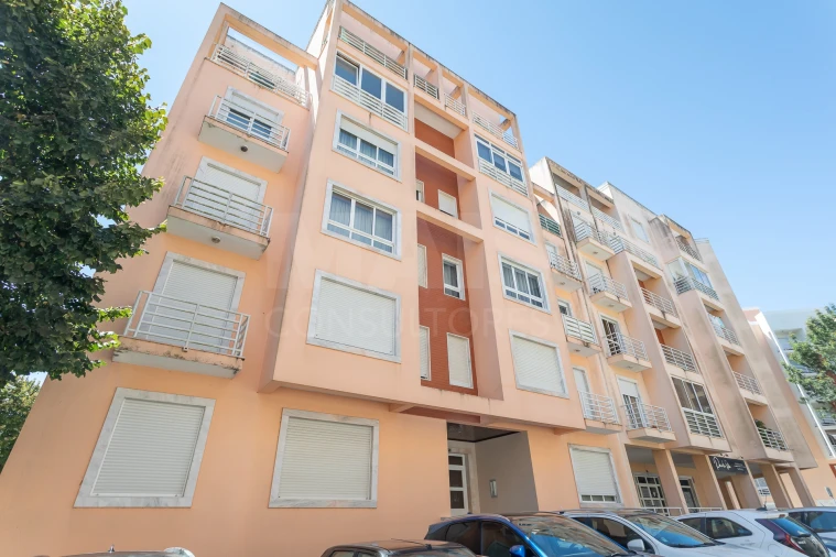 Apartamento T2 para Venda em Agualva e Mira-Sintra Foto 2