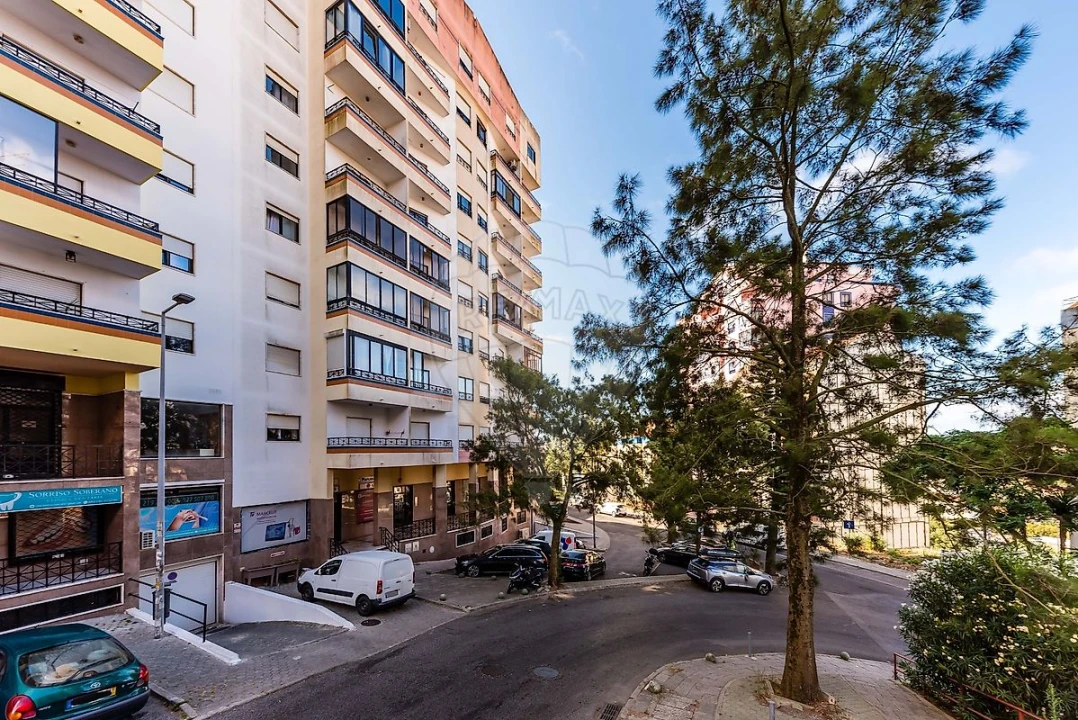 Apartamento T4 para Venda em Algueirão-Mem Martins Foto 8