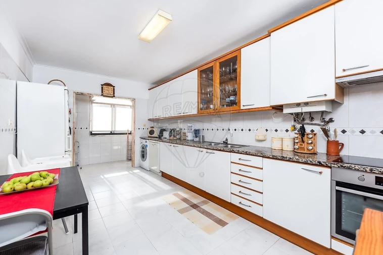 Apartamento T4 para Venda em Algueirão-Mem Martins Foto 2