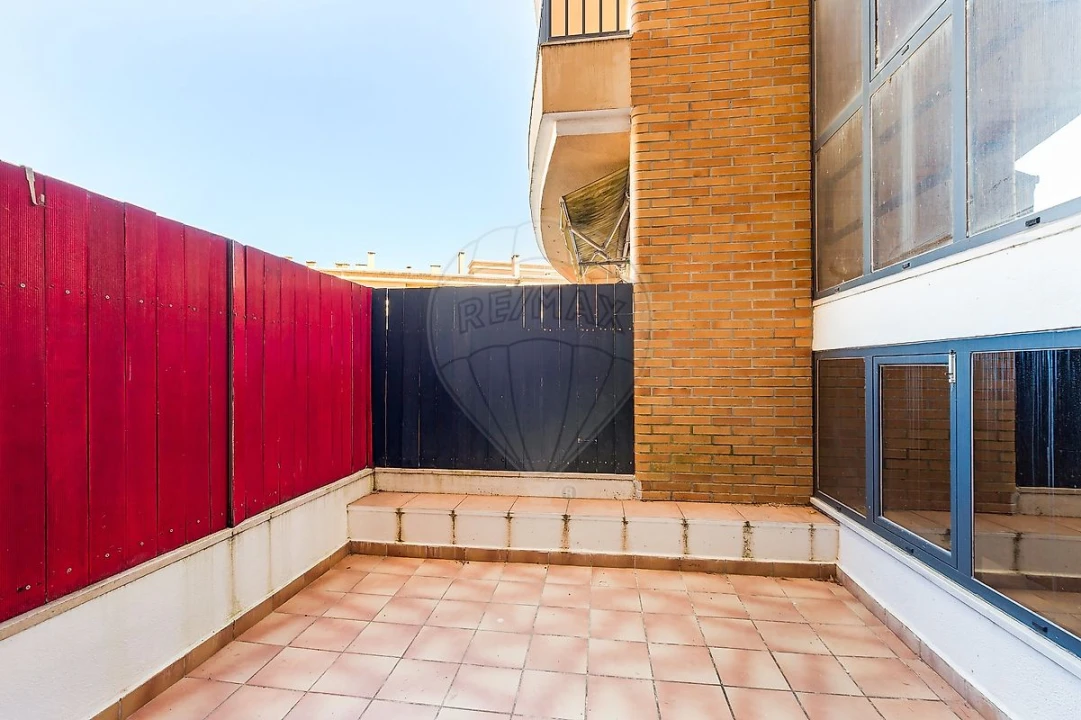 Apartamento T2 para Arrendamento em Santo António dos Cavaleiros e Frielas Foto 13