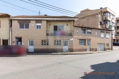 Moradia T5 para Venda em Santa Maria de Lamas