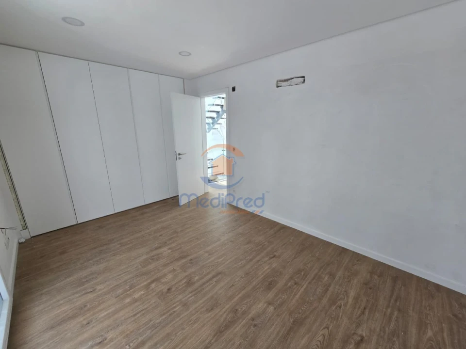 Moradia T4 para Venda em Pontinha e Famões Foto 10