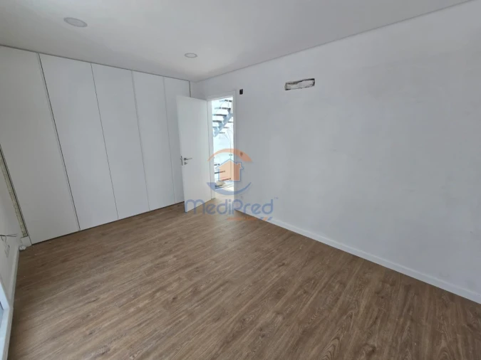Moradia T4 para Venda em Pontinha e Famões Foto 10