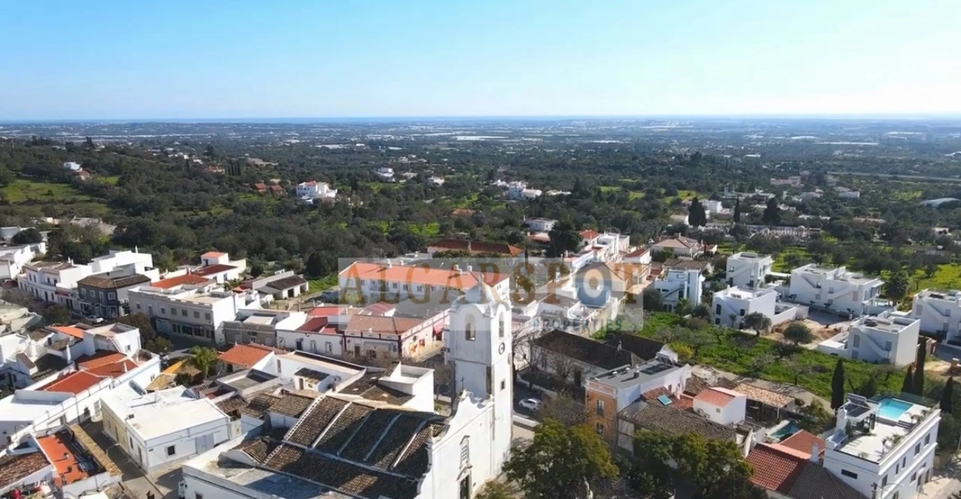 Moradia T4 para Venda em Santa Barbara de Nexe Foto 4