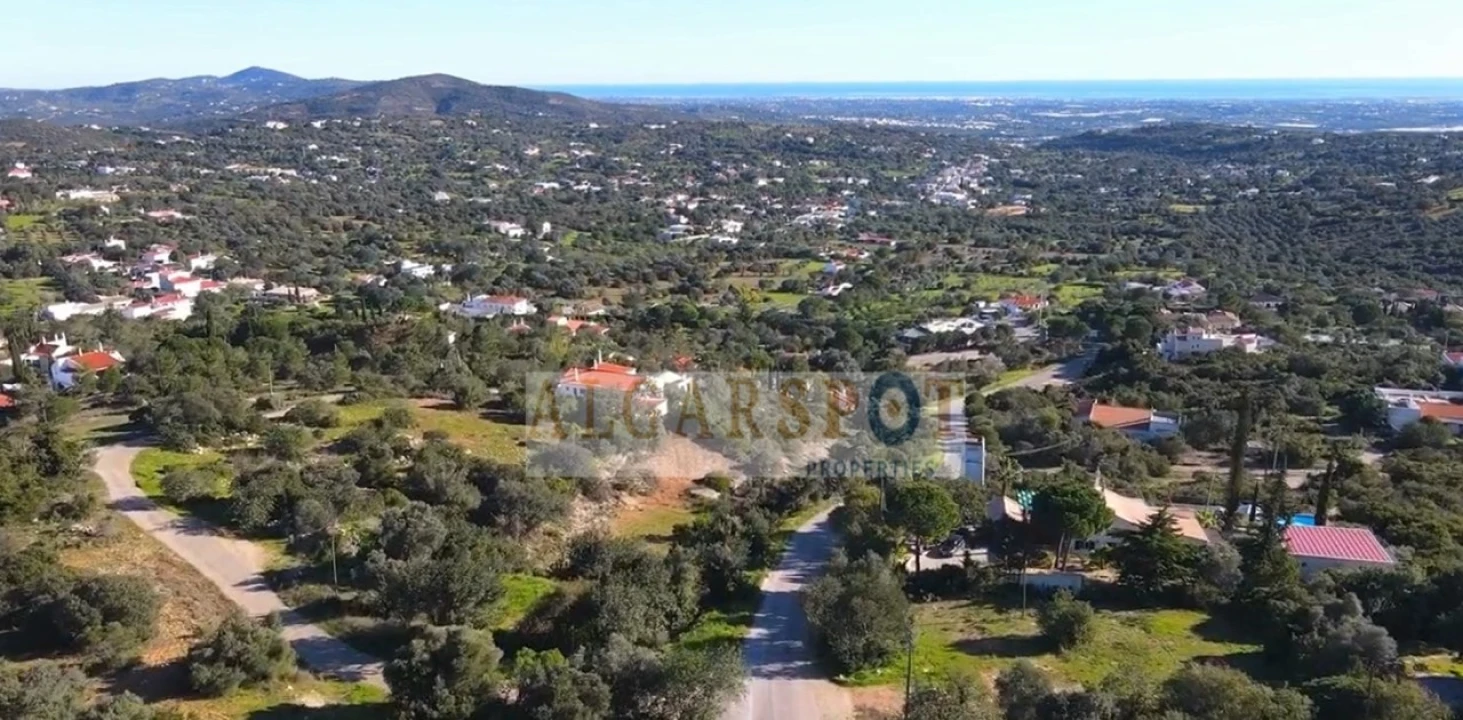 Moradia T4 para Venda em Santa Barbara de Nexe Foto 10