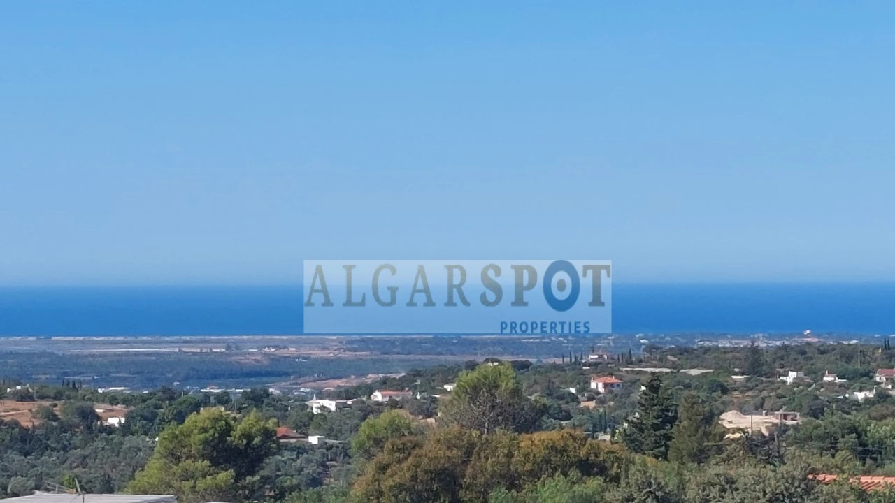 Moradia T4 para Venda em Santa Barbara de Nexe Foto 1