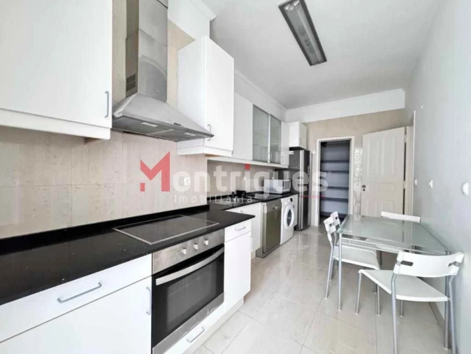 Apartamento T4 para Arrendamento em Avenidas Novas Foto 21