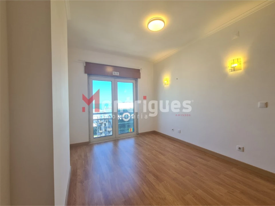 Apartamento T4 para Arrendamento em Parque das Nações Foto 13