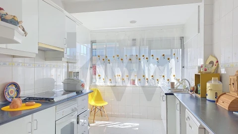 Apartamento T3 para Arrendamento em Carnaxide e Queijas